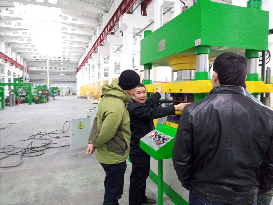 全自動(dòng)沖壓油壓機(jī)生產(chǎn)線