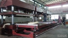 四柱油壓機(jī)源于密封材料與液壓油之間的