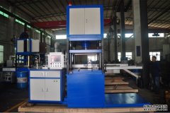 油壓機(jī)慢慢接近工件，然后逐漸壓起來(lái)